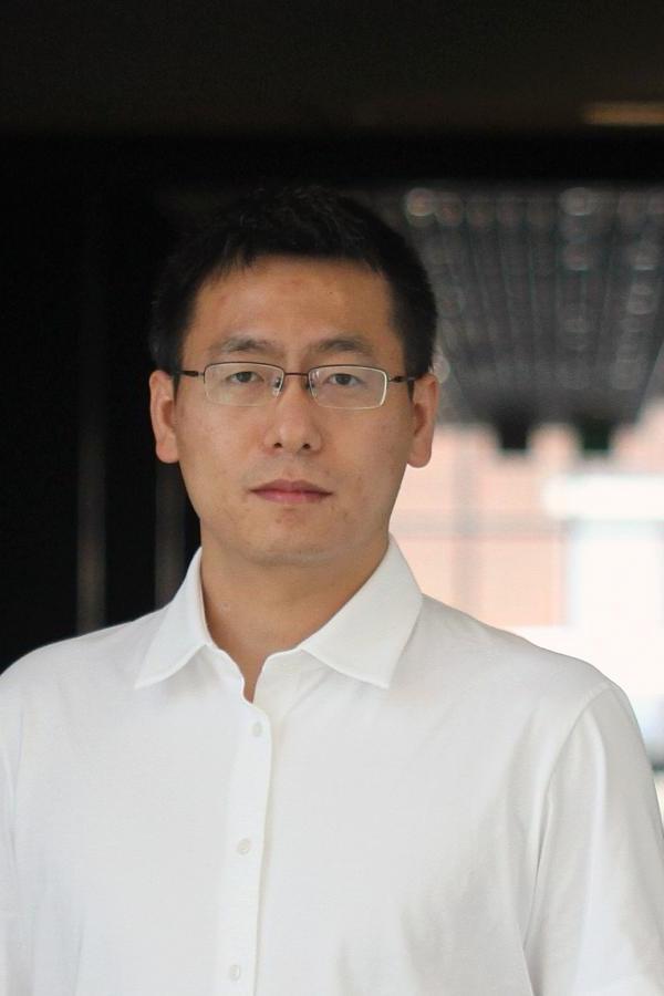 联合国儿童基金会研究员陈dialiang Chen，一名男性，穿着一件白衬衫，看着镜头.