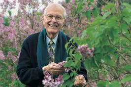 主要研究 emeritus professor of plant biology Owen Rogers among lilacs