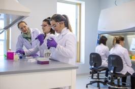 Women studying biotechnology in the 中曼彻斯特 biotechnology innovation center
