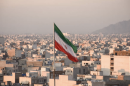 伊朗国旗飘扬在伊朗一座城市上空